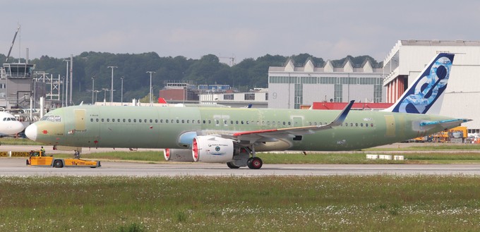 Der Airbus A321 XLR mit der Seriennummer MSN 11058 auf einem Foto von Mitte Mai: Auf dem Leitwerk ...