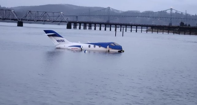 Das Flugzeug im Wasser: Es ging glimpflich aus.