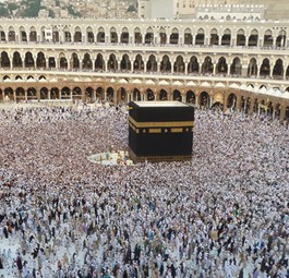 Die Kaaba im Innenhof der Heiligen Moschee in Mekka: Das zentrale Heiligtum des Islam und Ziel vieler Pilger.