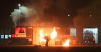 Notfallübung am Flughafen Dortmund: Feuerwehrleute zünden eine Triebwerksattrappe an.