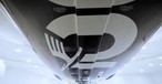 Unterseite einer Boeing 787 von Lufthansa in 100-Jahr-Spezialbemalung: Der Anteil moderner Flugzeuge wird steigen.