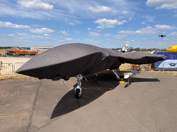 Boeing zeigt (die hier noch abgedeckte) MQ-28 Ghost Bat - ein unbemanntes Kampfflugzeug, das ein bemanntes als Loyal Wingman unterstützt.