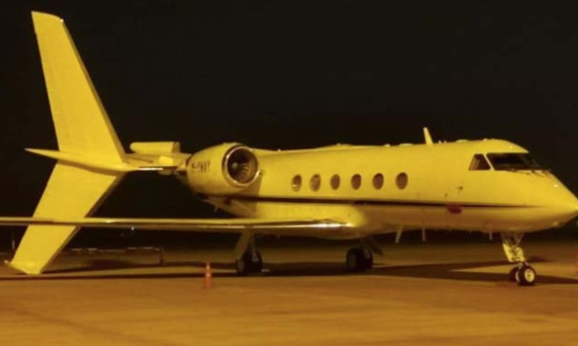 Beschädigte Gulfstream IV: Rollender A330 riss das gesamte Seiten- und Höhenleitwerk des parkenden Geschäftsfliegers ab.
