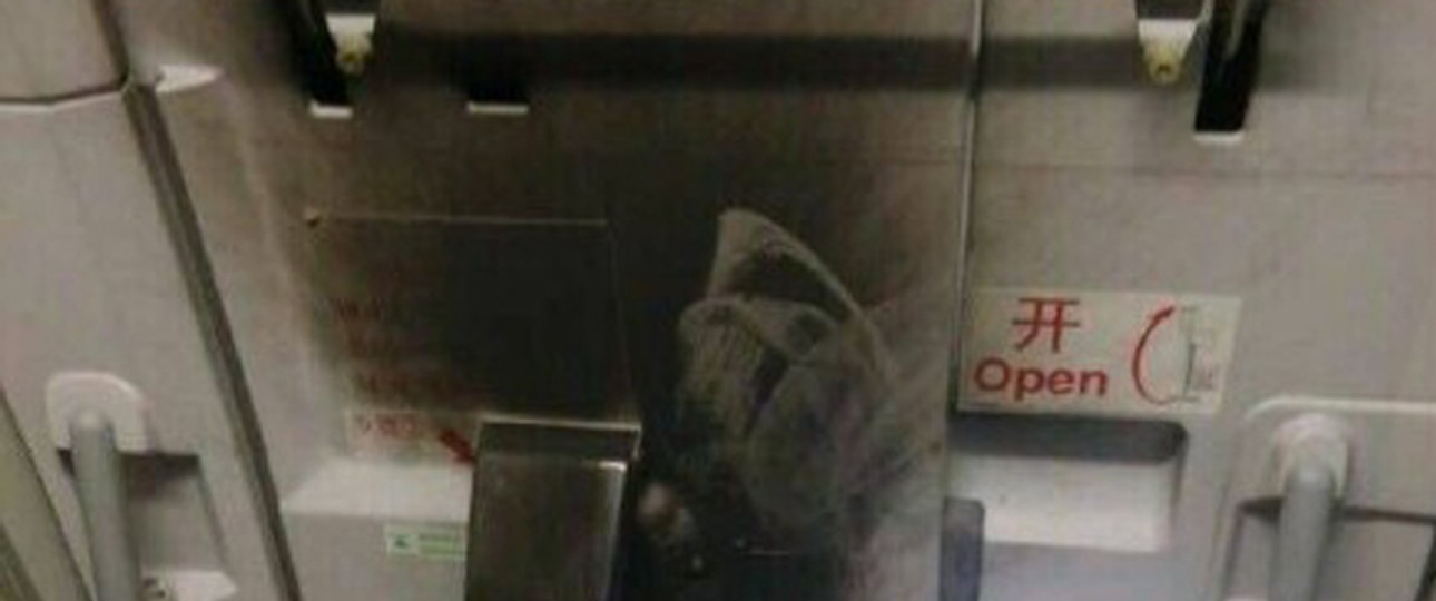 Ein unheimliches Bild: Offenbar konnte das Feuer auch die Ausgangstür beschädigen.