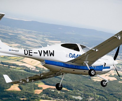 Eine Diamond eDA40 in der Luft: Das Flugzeug hat die Batterien am Rumpf verbaut.