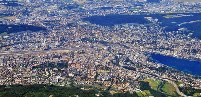 Flug über Zürich.