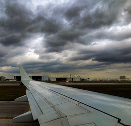 Gewitterwolken über einem Flughafen: Künftig könnte es mehr Gewitter geben.