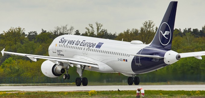 Klassischer A320 von Lufthansa: Die Erhebung vor der Heckflosse ist die Antenne.