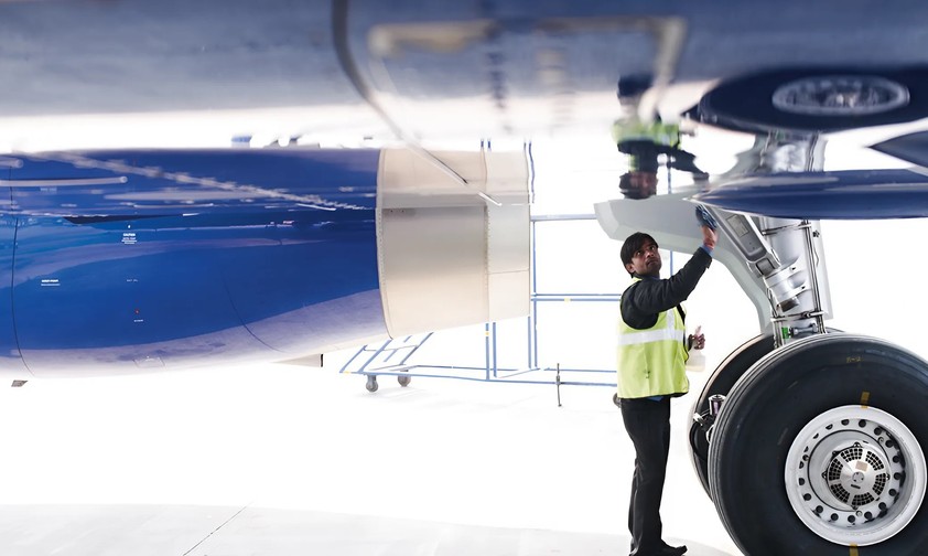 Pilot von Indigo bei der Flugzeugkontrolle: Die Airline hat viel vor.