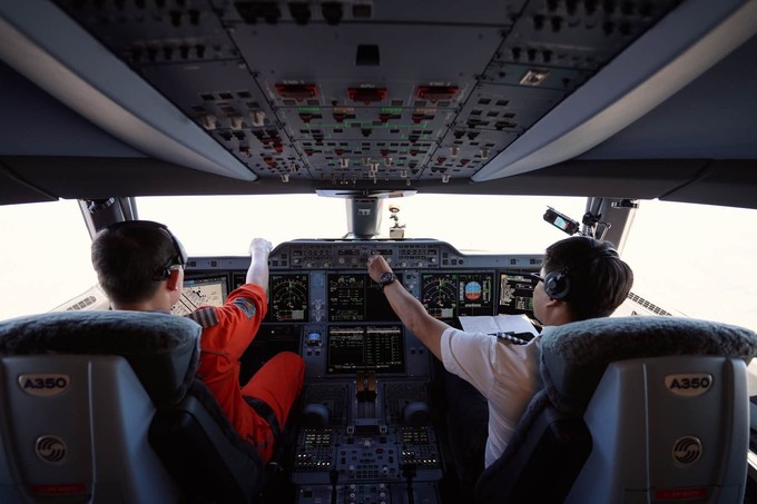 Chairman K im Cockpit des silbernen Airbus A350-1000.