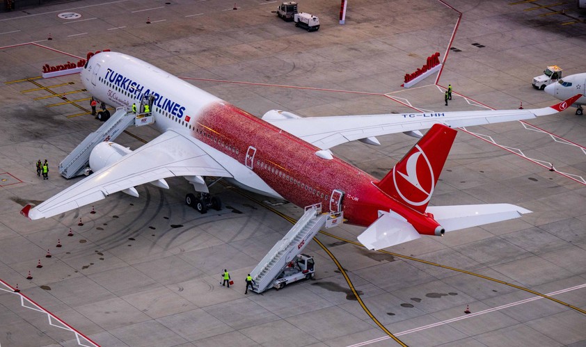 TC-LHH: Der Airbus A350 von Turkish Airlines zeigt die spezielle Speziallackierung.