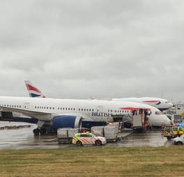 Zwischenfall am Freitag (18. Juni) am Flughafen London Heathrow: Beim Flugzeug von ...