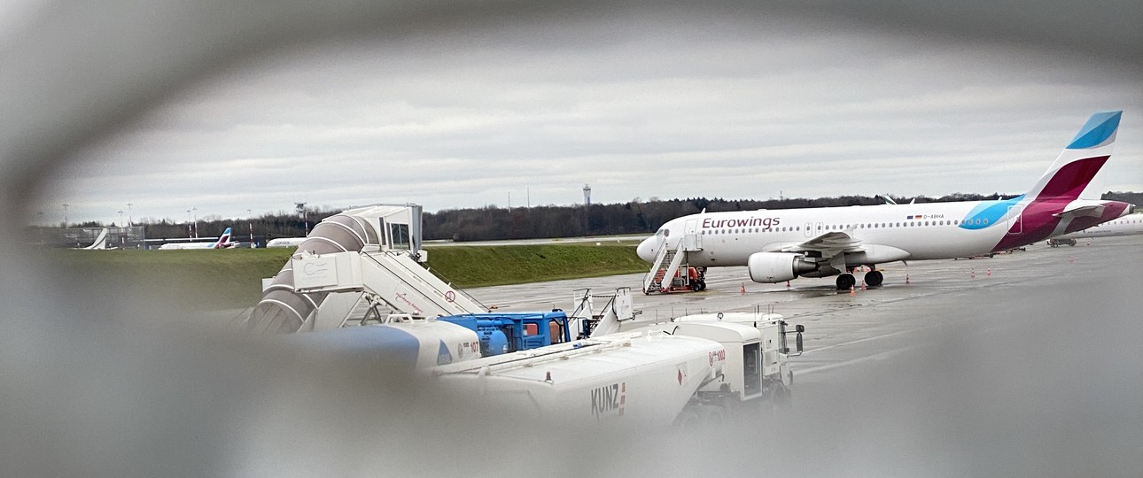 Eurowings-Flugzeug und Tankfahrzeug am Flughafen Hamburg (Archivbild): Der Betrieb läuft bisher stabil.