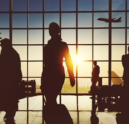 Passagiere: Sie tragen heute mehr Kosten an Flughäfen als früher - auch über das vergrößerte Einkaufsangebot.