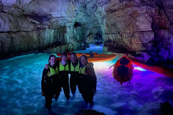 Highlight beim Nachtkajaken: die Möwenhöhle