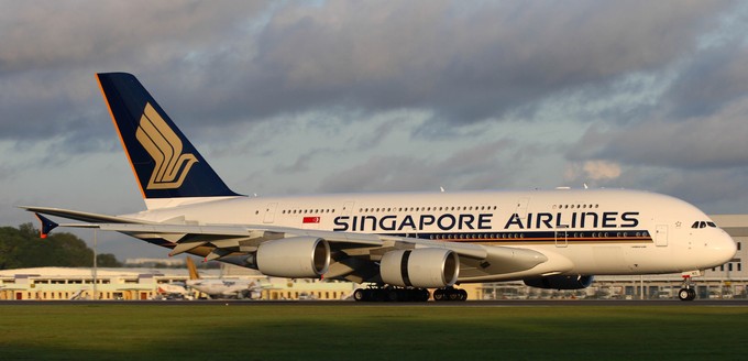 Doch der Betrachter von rechts sieht die Flagge spiegelverkehrt. Hier ein A380 von Singapore Airlines...