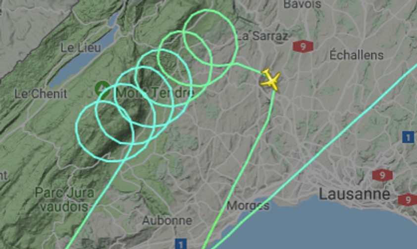 A220 von Swiss tanzt im Himmel Walzer