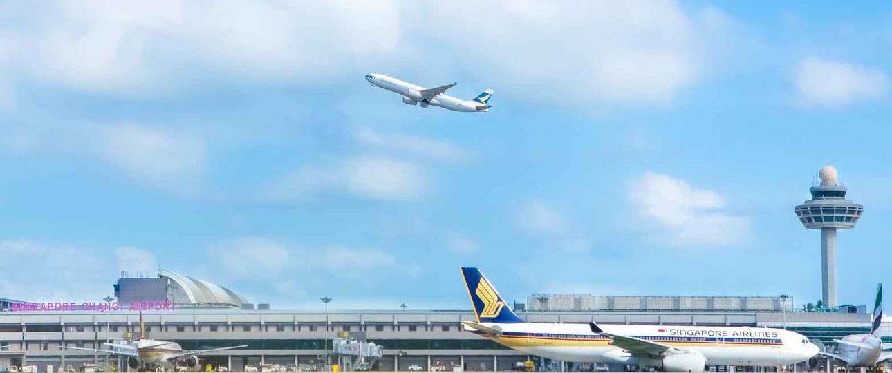 Flugzeuge am Changi Airport in Singapur: Flüge werden ab 2026 teurer.