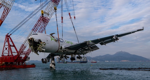 Die Bergung des Rumpfes der Boeing 747 F von Air ACT: Die Teile dienen der Ermittlung.
