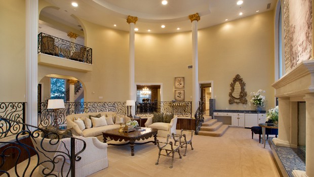 Auch die Innenausstattung - hier das Hauptwohnzimmer - besticht durch ein opulentes Design.