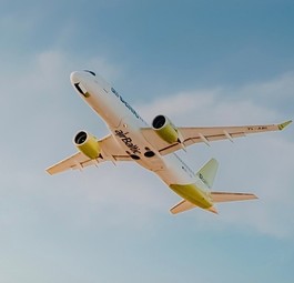 Airbus A220 von Air Baltic: Andere Triebwerkskonfiguration als die A220 von Swiss.