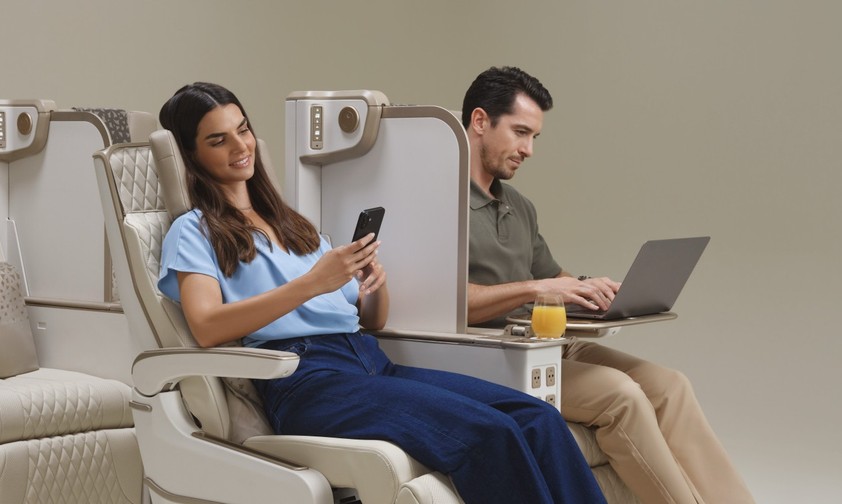Emirates zeugte ihren neuen Premium-Econmy-Sitz: Der Sitz ist elektrisch und  mit einer Trennwand ausgestattet. 