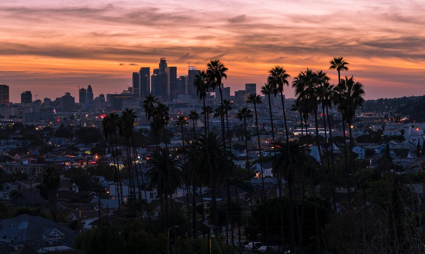Zwischen diesen weit entfernten Städten reisen viele Passagiere, es gibt aber noch keinen Direktflug: Bangkok - Los Angeles. Die beiden Metropolen liegen 7171 Seemeilen oder 13.281 Kilometer voneinander entfernt.
