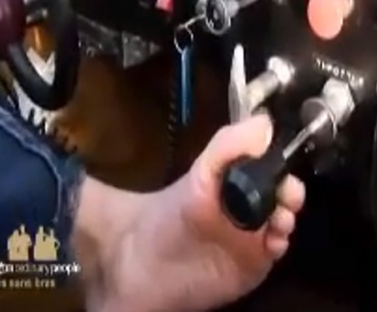 Jessica Cox kann ihre Füße so benutzen wie andere ihre Hände.