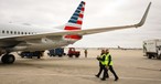 Boeing 737-800 von American Airlines: Die Fluglinie hat die Rechte von Crewmitgliedern eingeschränkt, um Rasissmus vorzubeugen.