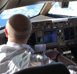 Cockpit einer Boeing 777 von Swiss: Die Arbeit hier dreht sich auch um Effizienz.