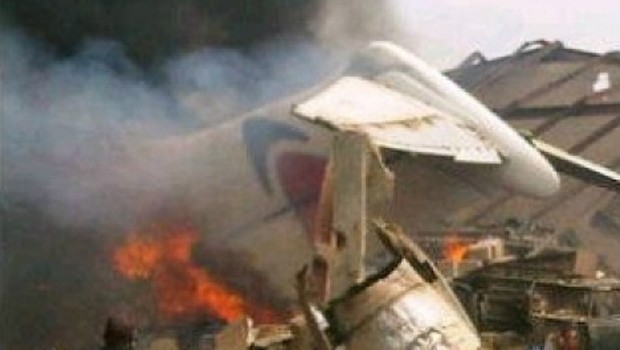 Bild der Unfallstelle: Flammen und Rauch steigen aus dem Wrack.
