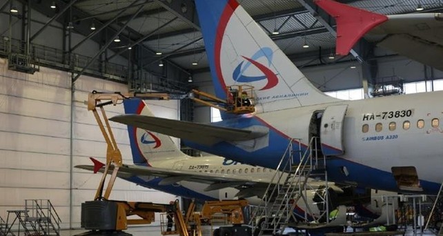 Flugzeuge in der Wartungshalle von Ural Airlines: Die Airline will die Lebenszyklen ihrer Flotte deutlich verlängern.