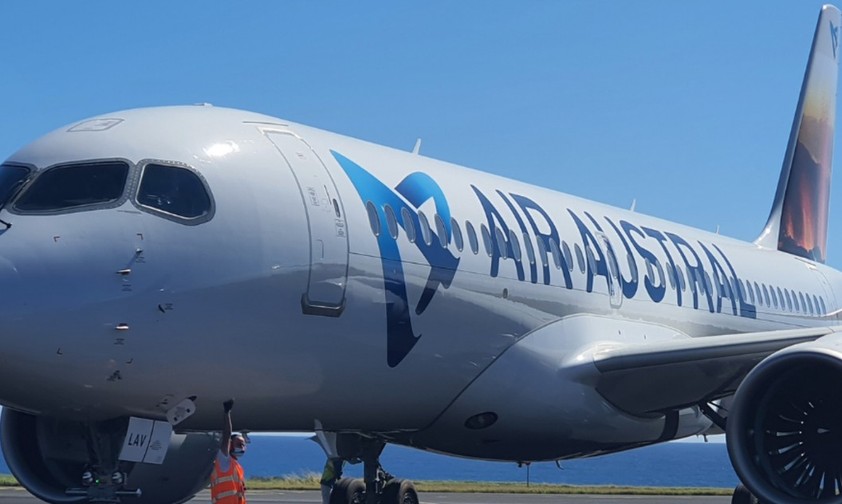 Ein Airbus A220 von Air Austral: Die Airline verkauft die drei Flugzeuge wieder.