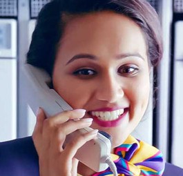 Flugbegleiterin von Monarch Airlines: Nettigkeit wird belohnt.