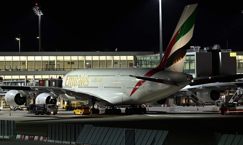 Der Airbus A380 mit der Kennung A6-EOZ steht in München, nachdem er nicht in London-Heathrow landen konnte.