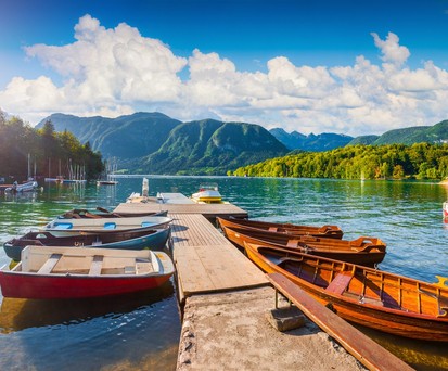 Bohinji See an einem sonnigen Morgen