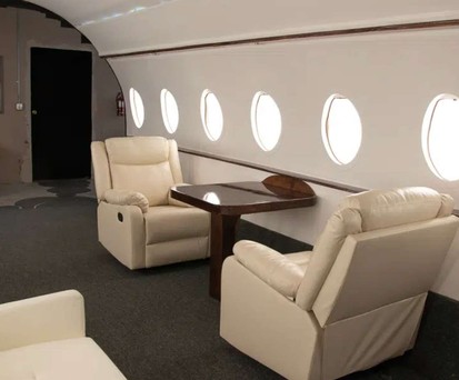 Olympia 4: Der Jet mit edlen Clubsesseln.