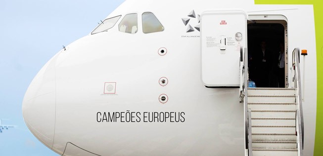 «Treten Sie herein», wirbt TAP seit heute auf Sozialen Medien. Auf dem zugehörigen Bild ist ein A380 zu sehen mit der Aufschrift «Campeões Europeus» – Europameister. Ein solches Flugzeug besitzt TAP indes gar nicht.