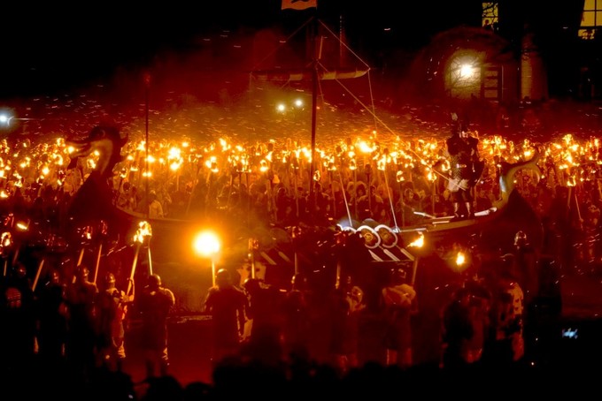 Endlich rennt das Schiff Up Helly Aa