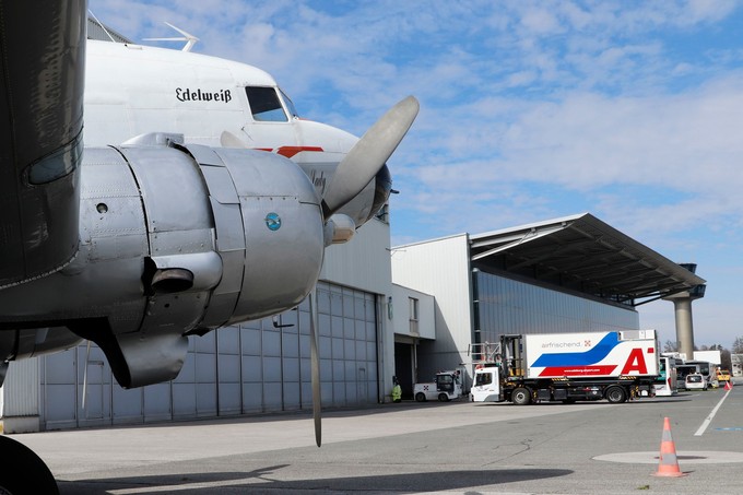 Hangar 2 (link im Bild hinter dem Flugzeug) wird abgerissen, um Terminal 2 (rechts im Bild) zu verlängern.