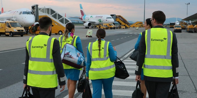 Stefan Beveridge ist am frühen Morgen mit seinen Kolleginnen und Kollegen unterwegs zum Flugzeug.