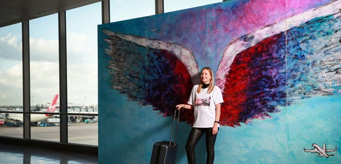 «Wings» von Colette Miller im Terminal 3. Das öffentliche Gemälde entstand 2012 in Los Angeles, fand sich später aber auch auf Wänden in den gesamten USA sowie Australien, Frankreich, Japan oder Mexiko.