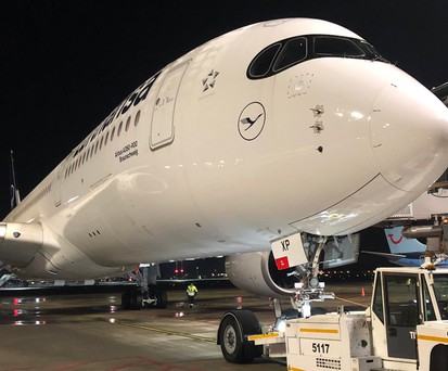 Der Airbus A350 am Gate in Hamburg: D-AIXP flog in etwas mehr als 15 Stunden nach Falkland.