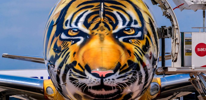 ... einem Tiger schickte der brasilianische Flugzeugbauer seinen neuen Jet auf Werbetour.