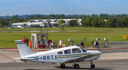 Piper PA-28 vor einer Tankstelle: Avgas 100LL ist in der EU bis 2032 erlaubt.