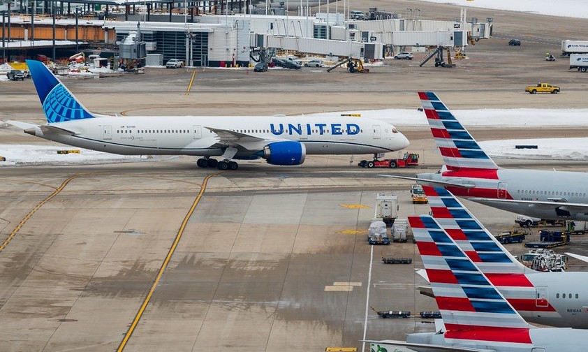 Flugzeuge von American Airlines und United am Flughafen Chicago O'Hare: Beide Airliens kämpfen um Marktanteile. 