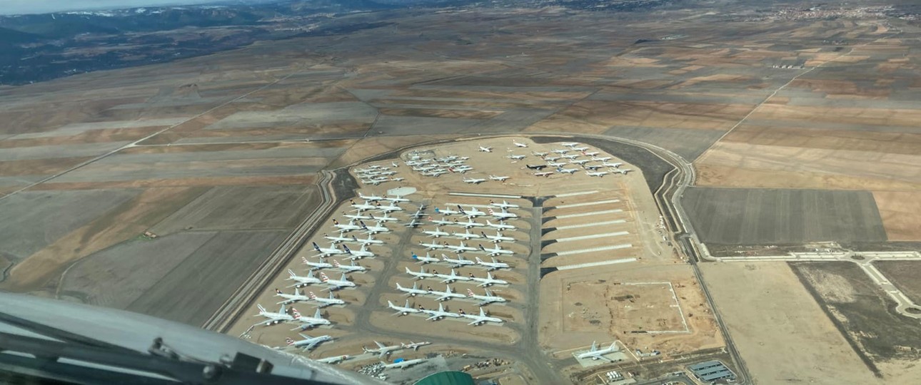 Blick aus dem Cockpit auf Teruel: Am spanischen Flughafen sind Dutzende von Flugzeuge eingelagert worden.