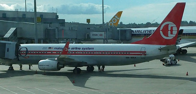 Boeing 737 von Malaysia Airlines im Retro-Look.