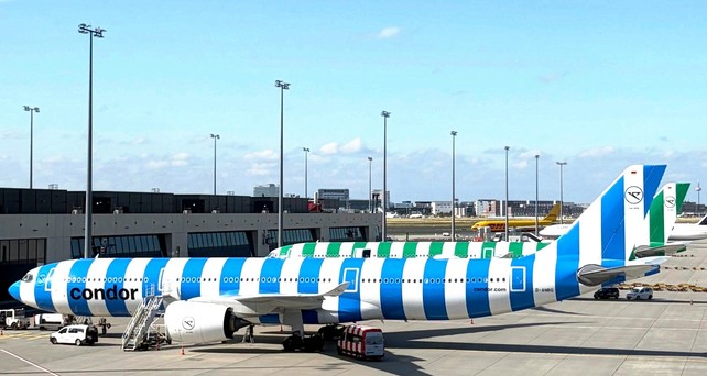 Airbus A330 Neo von Condor in Frankfurt: Die Fluglinie muss sparen.