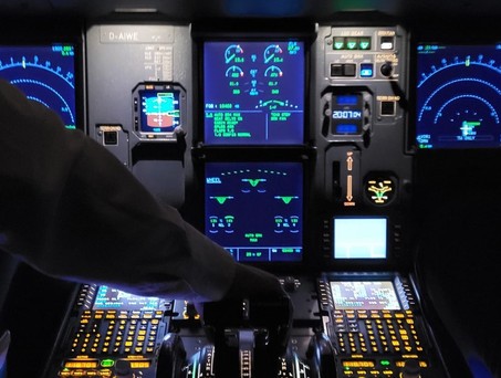 Cockpit in der Nacht: Wie sind Pilotinnen und Piloten angestellt?